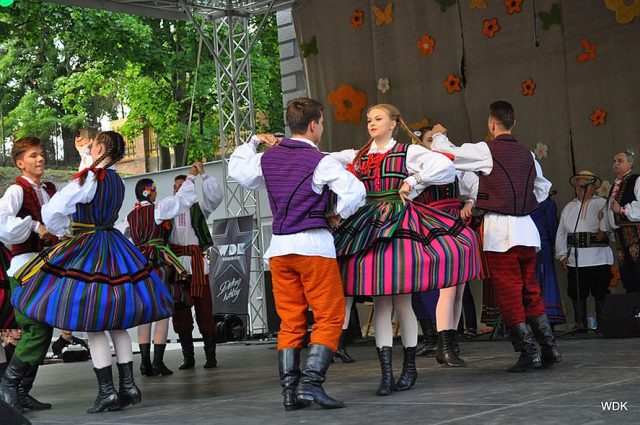 Występy zespołów na poleskim lecie z folklorem
